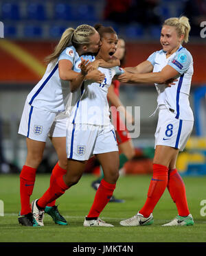 L'Inghilterra del Nikita Parris (centro) celebra il suo punteggio lato il secondo obiettivo del gioco con i compagni di team Toni Duggan (sinistra) e Isobel Christiansen durante il femminile UEFA Euro 2017, Gruppo D match presso il Koning Willem II Stadion, Tilburg. Foto Stock