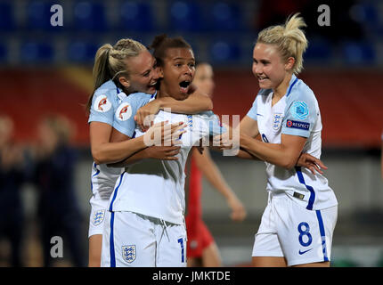 L'Inghilterra del Nikita Parris (centro) celebra il suo punteggio lato il secondo obiettivo del gioco con i compagni di team Toni Duggan (sinistra) e Isobel Christiansen durante il femminile UEFA Euro 2017, Gruppo D match presso il Koning Willem II Stadion, Tilburg. Foto Stock