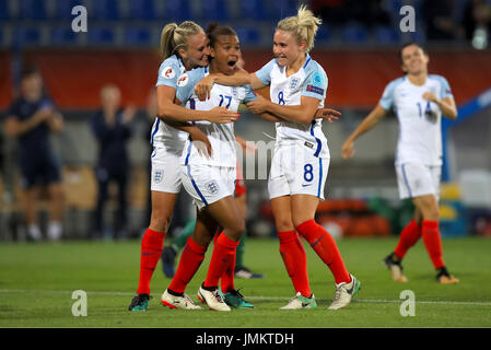 L'Inghilterra del Nikita Parris (centro) celebra il suo punteggio lato il secondo obiettivo del gioco con i compagni di team Toni Duggan (sinistra) e Isobel Christiansen durante il femminile UEFA Euro 2017, Gruppo D match presso il Koning Willem II Stadion, Tilburg. Stampa foto di associazione. Picture Data: giovedì 27 luglio, 2017. Vedere PA storia calcio Inghilterra le donne. Foto di credito dovrebbe leggere: Mike Egerton/filo PA. Restrizioni: Utilizzo soggetto a restrizioni FA. Solo uso editoriale. Uso commerciale solo con il preventivo consenso scritto di FA. Nessuna modifica tranne il ritaglio. Foto Stock