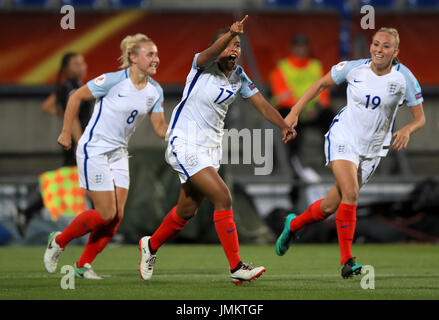 L'Inghilterra del Nikita Parris (centro) celebra il suo punteggio lato il secondo obiettivo del gioco durante il femminile UEFA Euro 2017, Gruppo D match presso il Koning Willem II Stadion, Tilburg. Foto Stock