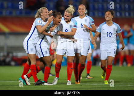 L'Inghilterra del Nikita Parris (centro) celebra il suo punteggio lato il secondo obiettivo del gioco con i compagni di team Toni Duggan (sinistra) e Isobel Christiansen durante il femminile UEFA Euro 2017, Gruppo D match presso il Koning Willem II Stadion, Tilburg. Stampa foto di associazione. Picture Data: giovedì 27 luglio, 2017. Vedere PA storia calcio Inghilterra le donne. Foto di credito dovrebbe leggere: Mike Egerton/filo PA. Restrizioni: Utilizzo soggetto a restrizioni FA. Solo uso editoriale. Uso commerciale solo con il preventivo consenso scritto di FA. Nessuna modifica tranne il ritaglio. Foto Stock