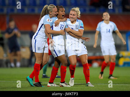 L'Inghilterra del Nikita Parris (centro) celebra il suo punteggio lato il secondo obiettivo del gioco con i compagni di team Toni Duggan (sinistra) e Isobel Christiansen durante il femminile UEFA Euro 2017, Gruppo D match presso il Koning Willem II Stadion, Tilburg. Foto Stock