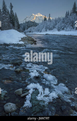 Mount Shuksan visto dalla Noocksack River Valley in inverno, North Cascades Washington Foto Stock