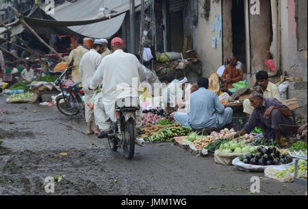 Lahore, Pakistan. 28 Luglio, 2017. Ragazze afgane utilizzabile la raccolta di frutta e verdura forma Badami Bagh mercato. Il Pakistan è fra 11 paesi che portano quasi 50 pz. del peso globale dell epatite cronica. Credito: Rana Sajid Hussain/Pacific Press/Alamy Live News Foto Stock