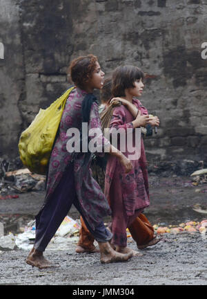 Lahore, Pakistan. 28 Luglio, 2017. Ragazze afgane utilizzabile la raccolta di frutta e verdura forma Badami Bagh mercato. Il Pakistan è fra 11 paesi che portano quasi 50 pz. del peso globale dell epatite cronica. Credito: Rana Sajid Hussain/Pacific Press/Alamy Live News Foto Stock