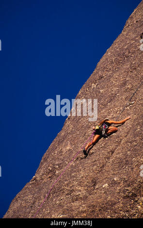 Arrampicatori salire le rocce a strapiombo sul retro del Mt. Rushmore, South Dakota. Foto Stock