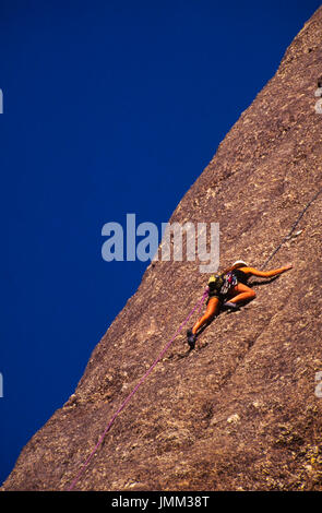 Arrampicatori salire le rocce a strapiombo sul retro del Mt. Rushmore, South Dakota. Foto Stock