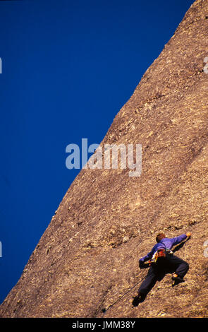 Arrampicatori salire le rocce a strapiombo sul retro del Mt. Rushmore, South Dakota. Foto Stock