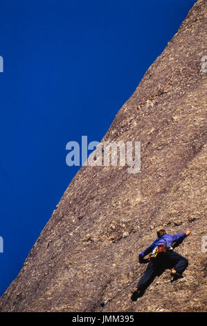 Arrampicatori salire le rocce a strapiombo sul retro del Mt. Rushmore, South Dakota. Foto Stock