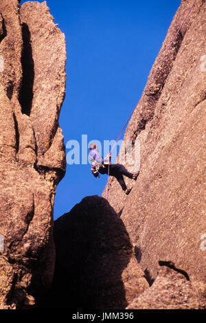 Arrampicatori salire le rocce a strapiombo sul retro del Mt. Rushmore, South Dakota. Foto Stock