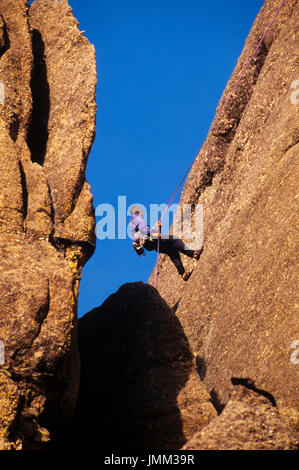 Arrampicatori salire le rocce a strapiombo sul retro del Mt. Rushmore, South Dakota. Foto Stock