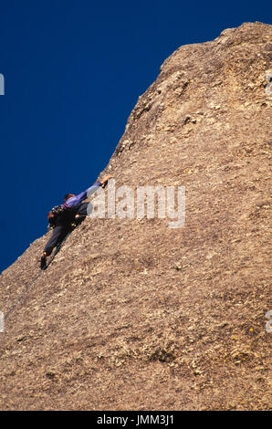 Arrampicatori salire le rocce a strapiombo sul retro del Mt. Rushmore, South Dakota. Foto Stock