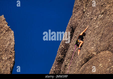 Arrampicatori salire le rocce a strapiombo sul retro del Mt. Rushmore, South Dakota. Foto Stock