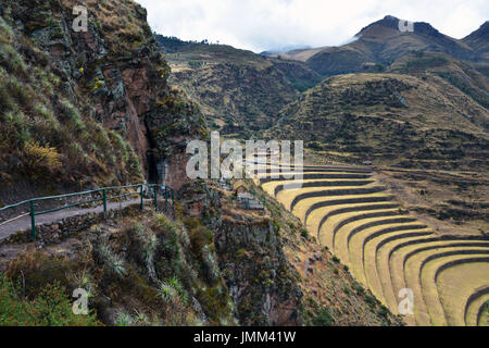 Il sentiero e tunnel sono scavate nel fianco della montagna presso le rovine Inca di Pisac Perù Foto Stock