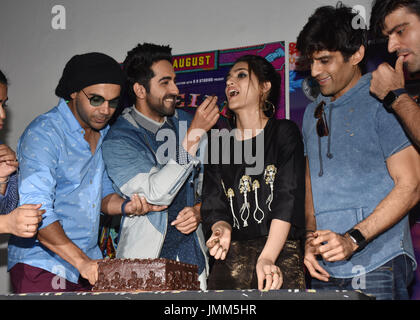 Mumbai, India. 27 Luglio, 2017. L'attrice di Bollywood Kriti Sanon festeggiare il suo compleanno con Bareilly Ki team Barfi sull'evento promozionale del suo prossimo film 'Bareilly Ki Barfi' a Mehboob studio, Bandra di Mumbai. Credito: Azhar Khan/Alamy Live News Foto Stock