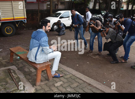 Mumbai, India. 27 Luglio, 2017. Bollywood acter Ayushmann Khurrana posa per il fotografo presso l'evento promozionale del suo prossimo film 'Bareilly Ki Barfi' a Mehboob studio, Bandra di Mumbai. Credito: Azhar Khan/Alamy Live News Foto Stock