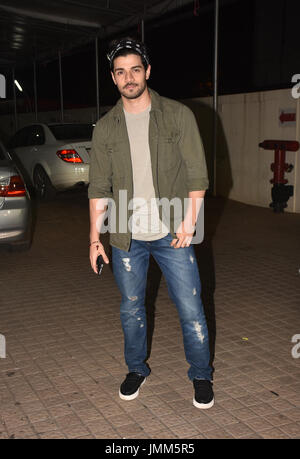 Mumbai, India. 27 Luglio, 2017. Bollywood actre Sooraj Pancholi pongono durante la speciale proiezione del film 'Mubarakan' al cinema PVR, Juhu di Mumbai. Foto Stock