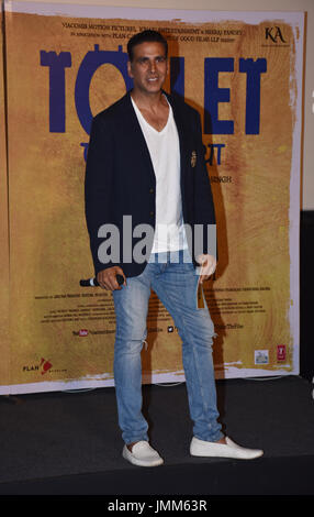 Mumbai, India. 27 Luglio, 2017. Attore di Bollywood Akshay Kumar durante il lancio del rimorchio di film wc: Ek Prem Katha (inglese: WC - Una storia di amore) PVR cinema, Juhu di Mumbai. Foto Stock