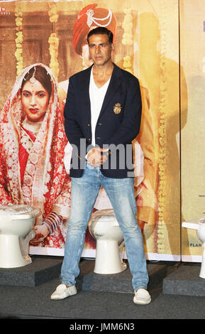 Mumbai, India, 27 luglio 2017.Bollywood attore Akshay Kumar durante il lancio del rimorchio di film 'Wc ak Prem katha' al teatro pvr, juhu Credito: Prodip Guha/Alamy Live News Foto Stock