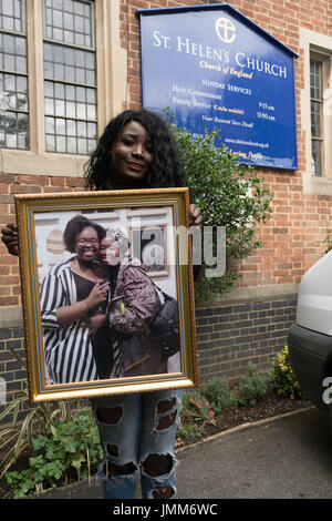 Londra, Inghilterra, Regno Unito. 27 Luglio, 2017. Famiglia di Khadija Saye, Maria Mendy è una delle vittime del Grenfell frequentare memorial presso St Helen chiesa, a nord di Kensington. Credito: Vedere Li/Alamy Live News Foto Stock