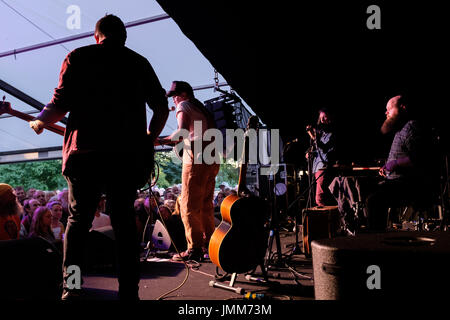 Cambridge, Regno Unito. 27 luglio, 2017 musicista bluegrass darren eedens eseguendo con la sottile pickin presso il festival del folk di Cambridge 2017. richard etteridge / alamy live news Foto Stock