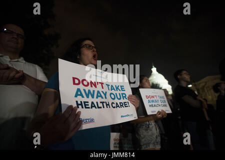 Washington, Distretto di Columbia, Stati Uniti d'America. 27 Luglio, 2017. SANDRA HERNANDEZ di Brooklyn, NY detiene un ''Da non sottrarre il nostro Health Care'' segno di protesta e canti, ''Kill Bill'' al di fuori degli STATI UNITI Capitol come il Senato vota su un 'Skinny abrogazione' della cura conveniente agire all'interno. Credito: Alex Edelman/ZUMA filo/Alamy Live News Foto Stock