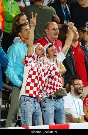 Budapest, Ungheria. 27 Luglio, 2017. La Croazia ha sostenitori celebrare dopo uomini della semifinale partita di pallanuoto tra la Croazia e la Serbia in occasione della diciassettesima Campionati del Mondo di nuoto FINA a Budapest, in Ungheria, il 27 luglio 2017. La Croazia ha vinto la partita 12-11 e qualificati per la finale. Credito: Gong Bing/Xinhua/Alamy Live News Foto Stock