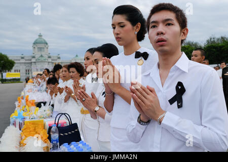 Bangkok, Tailandia. 28 Luglio, 2017. Le persone offrono preghiere durante un'elemosina cerimonia re Maha Vajiralongkorn il sessantacinquesimo compleanno a Dusit Palace Plaza a Bangkok, Thailandia, 28 luglio 2017. Funzionari tailandesi e il pubblico in generale uniti in varie cerimonie religiose a Mark King Maha Vajiralongkorn il sessantacinquesimo compleanno il venerdì. Credito: Li Mangmang/Xinhua/Alamy Live News Foto Stock