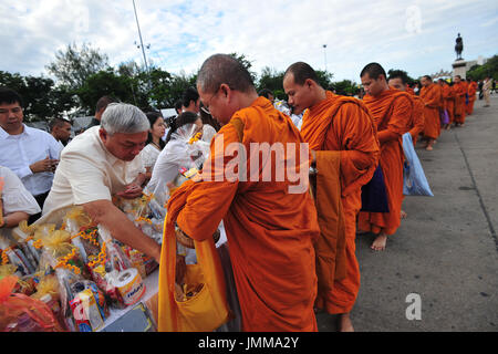 Bangkok, Tailandia. 28 Luglio, 2017. Ben wishers offrono elemosina ai monaci buddisti come parte delle celebrazioni per il sessantacinquesimo compleanno del Re Tailandese Maha Vajiralongkorn a Dusit Palace Plaza a Bangkok, Thailandia, 28 luglio 2017. Funzionari tailandesi e il pubblico in generale uniti in varie cerimonie religiose a Mark King Maha Vajiralongkorn il sessantacinquesimo compleanno il venerdì. Credito: Rachen Sageamsak/Xinhua/Alamy Live News Foto Stock