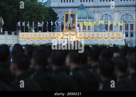 Bangkok, Tailandia. 28 Luglio, 2017. Le persone si radunano prima di dare l'elemosina ai monaci buddisti di fronte a una fotografia del Re Tailandese Maha Vajiralongkorn a Dusit Palace Plaza a Bangkok, Thailandia, 28 luglio 2017. Funzionari tailandesi e il pubblico in generale uniti in varie cerimonie religiose a Mark King Maha Vajiralongkorn il sessantacinquesimo compleanno il venerdì. Credito: Rachen Sageamsak/Xinhua/Alamy Live News Foto Stock