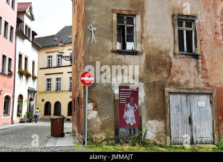 Zittau, Germania. 27 Luglio, 2017. Un vecchio. decrepito edificio nel centro della città è adornata con le immagini e con corde che si sono intrecciate in Zittau, Germania, 27 luglio 2017. Il 'quartiere degli artisti Zittau" tenta di ricreare dimenticato, decrepito quartieri attraverso lo strinare tentativi di arte contemporanea. Foto: Jens Kalaene/dpa-Zentralbild/ZB/dpa/Alamy Live News Foto Stock