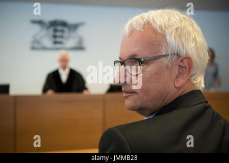 Stuttgart, Germania. 28 Luglio, 2017. Juergen Resch, Presidente federale tedesco di organizzazione ambientale "Umwelthilfe' può essere visto presso il Tribunale distrettuale di Stoccarda, Germania, 28 luglio 2017. Il tedesco della Organizzazione Ambientale "Umwelthilfe' ha lanciato una denuncia contro lo stato del Baden-Wuerttemberg e la sua aria di qualità del piano di conservazione, che farà diventare legali il 1 gennaio 2018. Foto: Marijan Murat/dpa/Alamy Live News Foto Stock