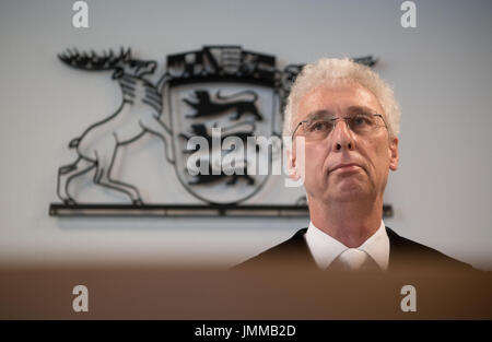 Stuttgart, Germania. 28 Luglio, 2017. Presiede il giudice presso il Tribunale distrettuale di Stoccarda, Wolfgang Kern, siede all'interno di un tribunale locale durante la condanna a Stoccarda, Germania, 28 luglio 2017. Il tedesco della Organizzazione Ambientale "Umwelthilfe' ha lanciato una denuncia contro lo stato del Baden-Wuerttemberg e la sua aria di qualità del piano di conservazione, che farà diventare legali il 1 gennaio 2018. Foto: Marijan Murat/dpa/Alamy Live News Foto Stock