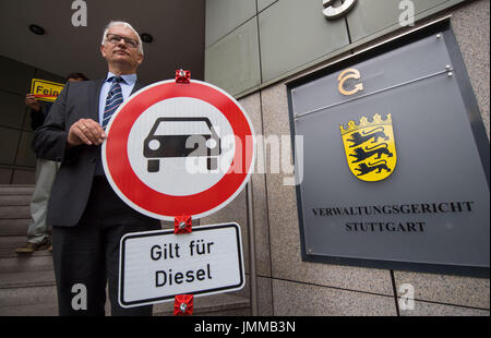 Stuttgart, Germania. 28 Luglio, 2017. dpatop - Juergen Resch, Presidente federale tedesco di organizzazione ambientale "Umwelthilfe' può essere visto in posa con un segno di traffico la lettura "si applica per i Diesel' prima condanna presso la corte distrettuale di Stoccarda, Germania, 28 luglio 2017. Il tedesco della Organizzazione Ambientale "Umwelthilfe' ha lanciato una denuncia contro lo stato del Baden-Wuerttemberg e la sua aria di qualità del piano di conservazione, che farà diventare legali il 1 gennaio 2018. Foto: Marijan Murat/dpa/Alamy Live News Foto Stock