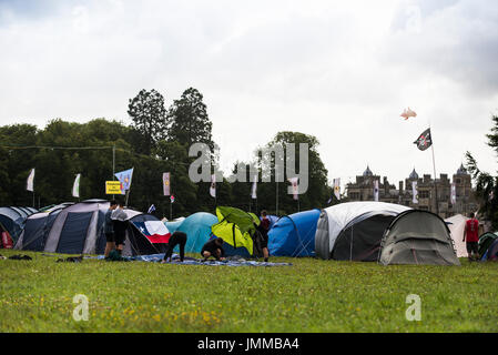 Womad Festival, charlton park, Wiltshire, Regno Unito. 28 luglio, 2017. mattina presto scene pieno sul primo giorno del festival Womad; mondo della musica, arte e danza. è un brillante inizio di giornata, ma il meteo Le previsioni per essere piove più tardi oggi. Credito: Francesca moore/alamy live news Foto Stock