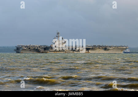 Gosport, Regno Unito. 27 Luglio, 2017. Gosport, Hamphshire, Inghilterra, Regno Unito. USS George HW Bush, American super classe Nimitz portaerei off Stokes Bay, Gosport, Lee on Solent Hampshire si affaccia l'Isola di Wight. La nave da guerra costo £4,7 miliardi, ha personale 5500, pesa 97.000 tonnellate e measurres 1092ft a lungo . Credito: Prixpics/Alamy Live News Foto Stock