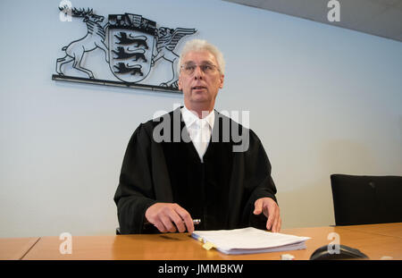 Stuttgart, Germania. 28 Luglio, 2017. Presiede il giudice presso il Tribunale distrettuale di Stoccarda, Wolfgang Kern, siede all'interno di un tribunale locale durante la condanna a Stoccarda, Germania, 28 luglio 2017. Divieti di guida per le vecchie autovetture diesel sarà ancora legali - lo stato del Baden-Wuerttemberg ha fallito il tentativo di ostacolare i divieti come tali da retrofitting motori più vecchi. Foto: Marijan Murat/dpa/Alamy Live News Foto Stock