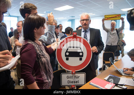 Stuttgart, Germania. 28 Luglio, 2017. Juergen Resch, Presidente federale tedesco di organizzazione ambientale "Umwelthilfe' fornisce interviste mentre posa con un segno di traffico la lettura "si applica per i Diesel' per la condanna presso la corte distrettuale di Stoccarda, Germania, 28 luglio 2017. Divieti di guida per le vecchie autovetture Diesel resteranno legali - lo stato del Baden-Wuerttemberg ha fallito il tentativo di ostacolare i divieti come tali da retrofitting motori più vecchi. Foto: Marijan Murat/dpa/Alamy Live News Foto Stock