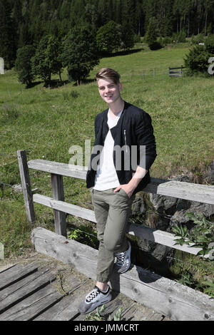 Bad Kleinkirchheim, Germania. 28 Luglio, 2017. Il cantante Vincent al lordo durante un incontro con la stampa per l'estate opera "Wenn die Musi spielt" (lit. "Quando la musica gioca') in Bad Kleinkirchheim, Germania, 28 luglio 2017. - Nessun filo SERVICE - foto: Bodo Schackow/dpa/Alamy Live News Foto Stock