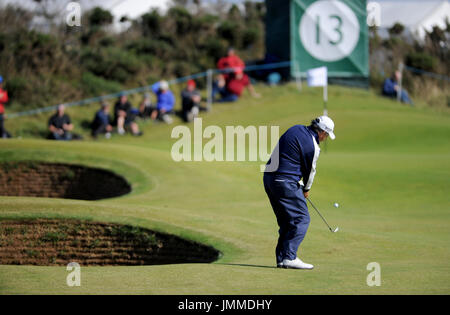 Royal Porthcawl Golf Club, Bridgend, Regno Unito. 27 Luglio, 2017. David Frost di Sud Africa gioca il suo approccio shot sul tredicesimo foro durante il primo round del Senior Open Championship al Royal Porthcawl Golf Club. Credito: David Partridge/Alamy Live News Foto Stock