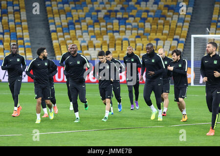 Kiev, Ucraina - 23 febbraio 2016: FC Manchester City sessione di formazione alla NSC Olimpiyskyi stadium prima di UEFA Champions League contro l'FC Dynamo Kyiv Foto Stock