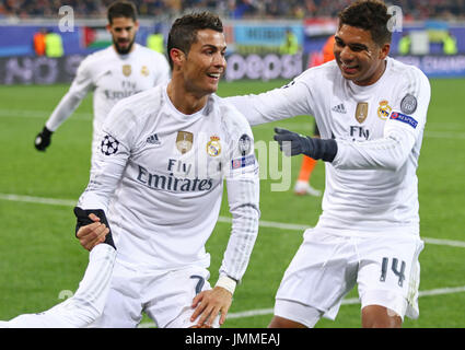 LVIV, Ucraina - 25 novembre 2015: Real Madrid giocatori festeggiare dopo aver segnato un gol durante le partite di UEFA Champions League contro l'FC Shakhtar Donetsk a Arena Lviv stadium Foto Stock