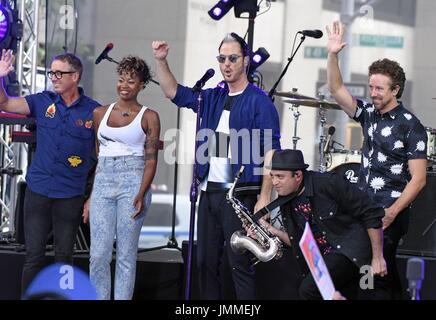 New York, NY, STATI UNITI D'AMERICA. 28 Luglio, 2017. Jeremy Ruzumna, Giovanni stoppini, Noelle Scaggs, Michael Fitzpatrick, Joseph Karnes, James King sul palco per la NBC Today Show Concerto con FITZ e le bizze, Rockefeller Plaza di New York, NY Luglio 28, 2017. Credito: Derek Storm/Everett raccolta/Alamy Live News Foto Stock