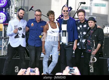 New York, NY, STATI UNITI D'AMERICA. 28 Luglio, 2017. Jeremy Ruzumna, Giovanni stoppini, Noelle Scaggs, Michael Fitzpatrick, Joseph Karnes, James King sul palco per la NBC Today Show Concerto con FITZ e le bizze, Rockefeller Plaza di New York, NY Luglio 28, 2017. Credito: Derek Storm/Everett raccolta/Alamy Live News Foto Stock