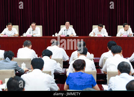 Pechino, Cina. 28 Luglio, 2017. Liu Qibao (C, posteriore), capo del Dipartimento di propaganda del Comitato Centrale del Partito Comunista della Cina (CPC), parla in occasione di una conferenza, esortando i quadri di studiare attentamente il Presidente Xi Jinping di ultima parola e di pensare e di agire all'unisono per prepararsi per il prossimo congresso nazionale del partito comunista, a Pechino, capitale della Cina, 28 luglio 2017. Credito: Zhang Ling/Xinhua/Alamy Live News Foto Stock