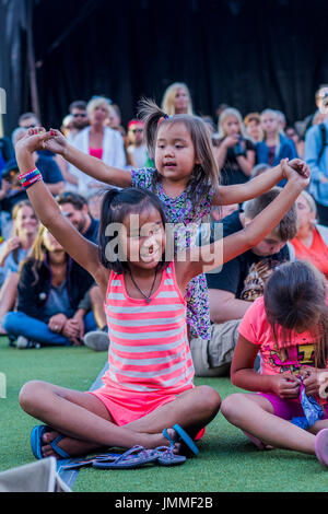 Vancouver, Canada. 27 Luglio, 2017. I bambini si divertono a tamburo è chiamata Festival, Canada 150 evento, Larwill Park, Vancouver, British Columbia, Canada. Credito: Michael Wheatley/Alamy Live News Foto Stock