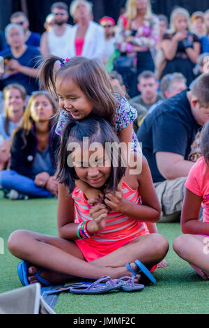 Vancouver, Canada. 27 Luglio, 2017. I bambini si divertono a tamburo è chiamata Festival, Canada 150 evento, Larwill Park, Vancouver, British Columbia, Canada. Credito: Michael Wheatley/Alamy Live News Foto Stock