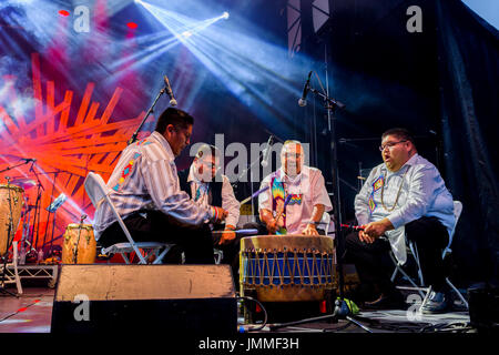Vancouver, Canada. 27 Luglio, 2017. Tamburi oltre il Salish mare multi-culturale di presentazione del tamburo in corrispondenza del tamburo è chiamata Festival, Canada 150 evento, Larwill Park, Vancouver, British Columbia, Canada. Credito: Michael Wheatley/Alamy Live News Foto Stock