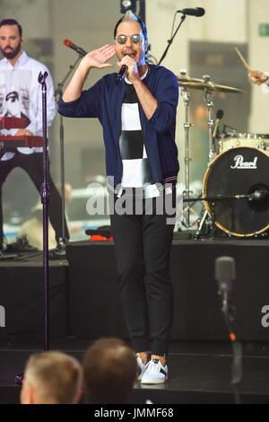 New York, NY, STATI UNITI D'AMERICA. 28 Luglio, 2017. Michael Fitzpatrick sul palco per la NBC Today Show Concerto con FITZ e le bizze, Rockefeller Plaza di New York, NY Luglio 28, 2017. Credito: Jason Mendez/Everett raccolta/Alamy Live News Foto Stock