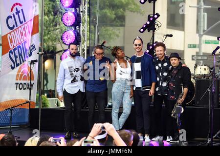 New York, NY, STATI UNITI D'AMERICA. 28 Luglio, 2017. Jeremy Ruzumna, Giovanni stoppini, Noelle Scaggs, Michael Fitzpatrick, Joseph Karnes, James King sul palco per la NBC Today Show Concerto con FITZ e le bizze, Rockefeller Plaza di New York, NY Luglio 28, 2017. Credito: Jason Mendez/Everett raccolta/Alamy Live News Foto Stock